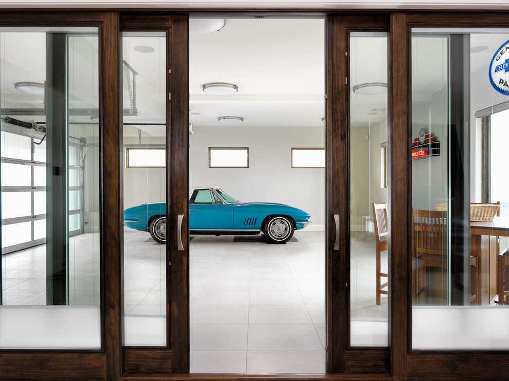 Immagine di un garage per due auto minimal