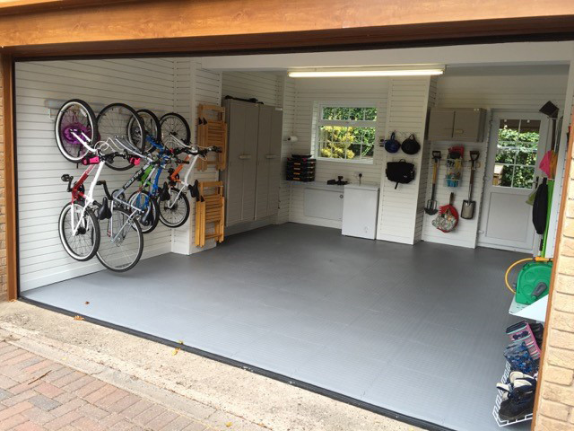 Moderne Garage in Cheshire