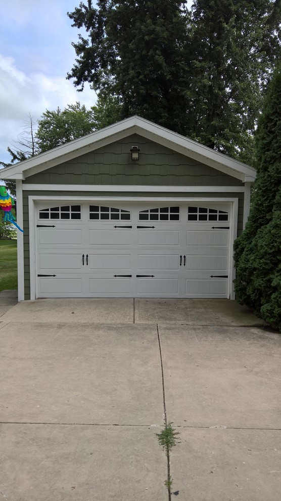 Esempio di un garage per due auto indipendente tradizionale di medie dimensioni