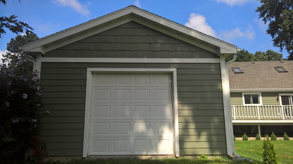 Aménagement d'un garage pour une voiture séparé classique de taille moyenne avec un bureau, studio ou atelier.