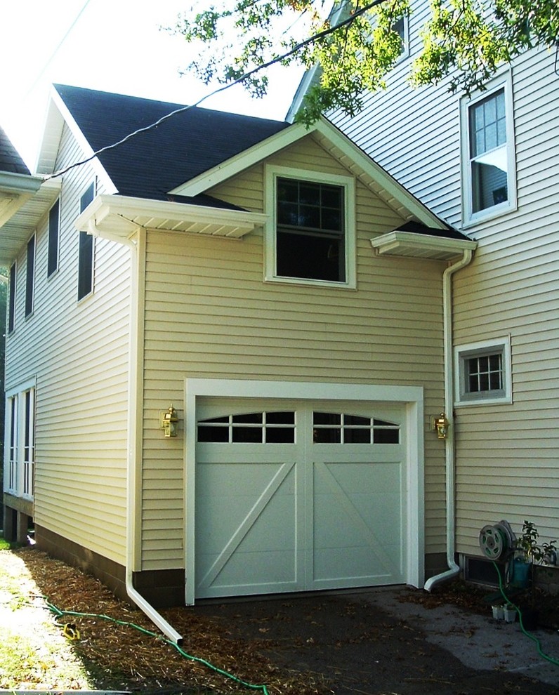 Large elegant attached one-car garage photo in Chicago