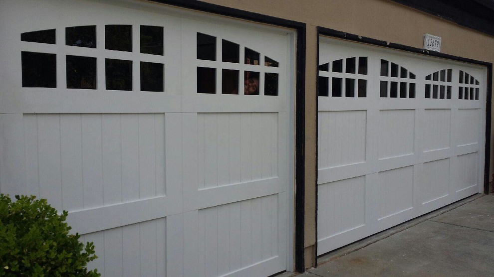 Foto de garaje adosado tradicional de tamaño medio para tres coches