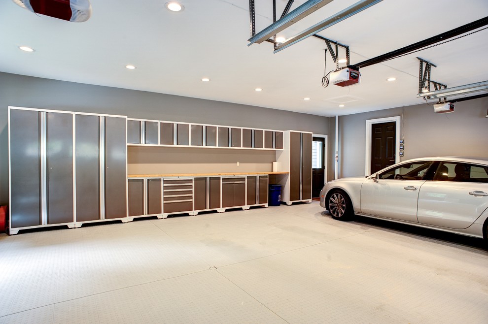 Inspiration pour un garage attenant traditionnel de taille moyenne.