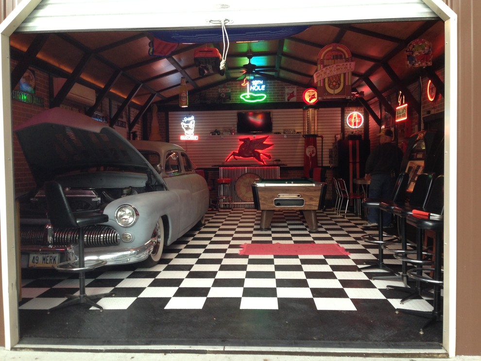 Imagen de garaje independiente clásico de tamaño medio para tres coches