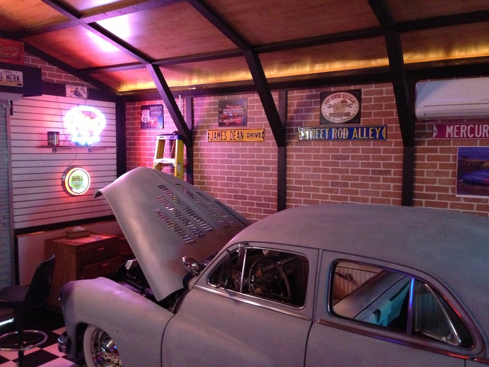Ejemplo de garaje independiente tradicional de tamaño medio para tres coches