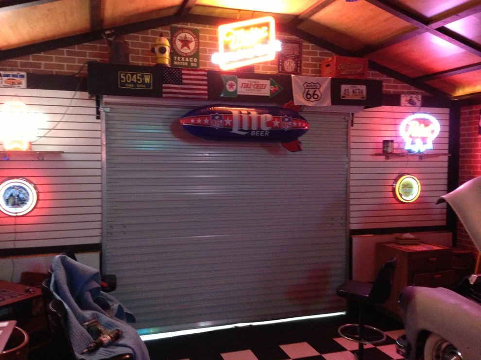 Foto på en mellanstor vintage fristående garage och förråd