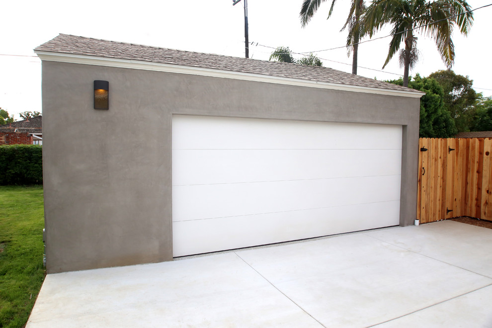 Exempel på en mellanstor modern fristående garage och förråd