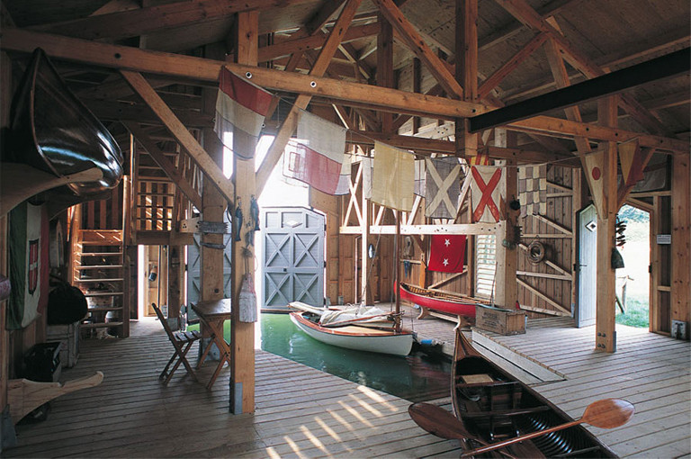 This is an example of a small scandinavian attached boathouse in Paris.
