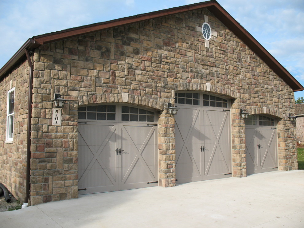 This is an example of a large traditional detached garage in Detroit with three or more cars.