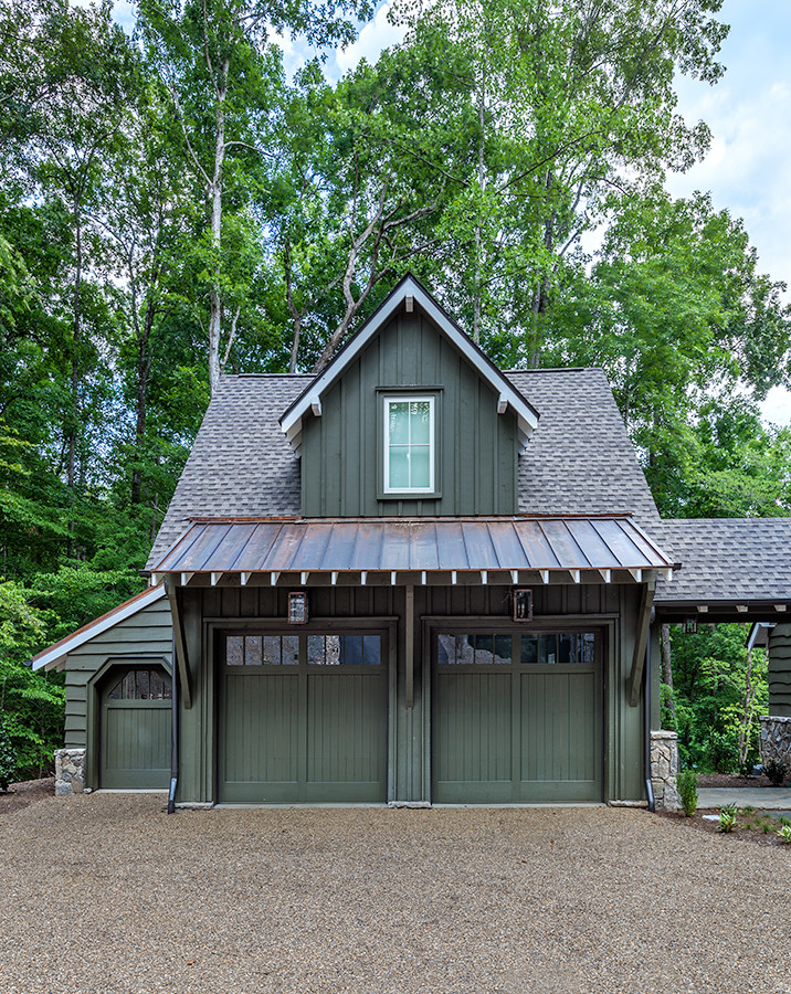 Exemple d'un grand garage pour deux voitures attenant nature avec un bureau, studio ou atelier.