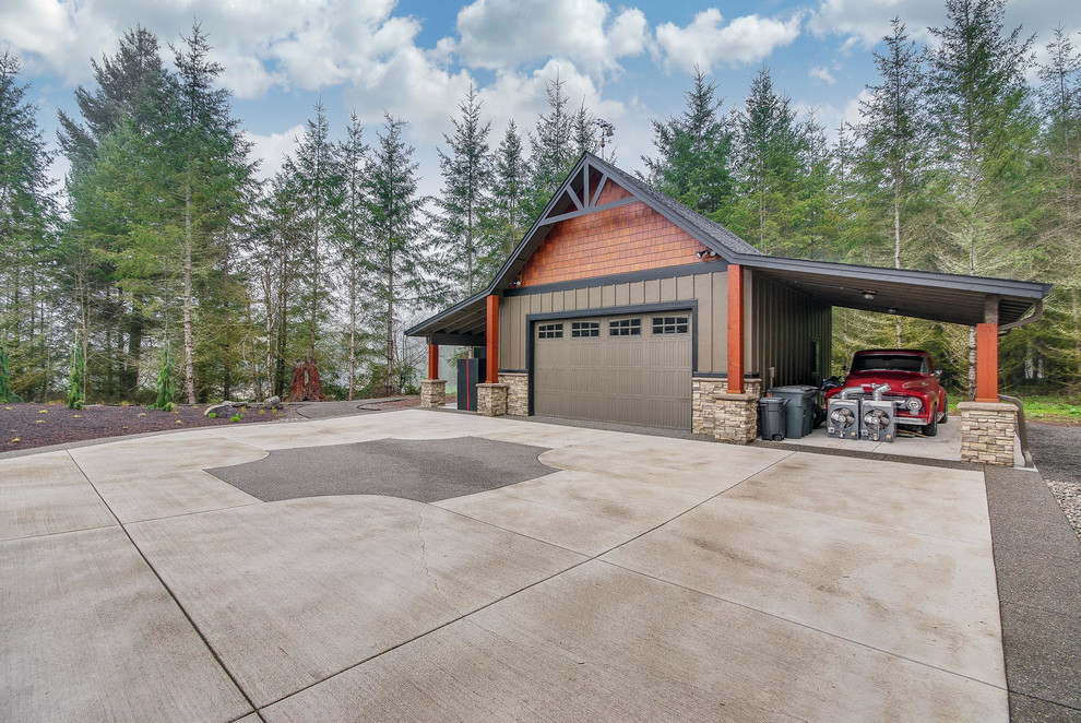 Cette image montre un grand garage pour trois voitures séparé craftsman.