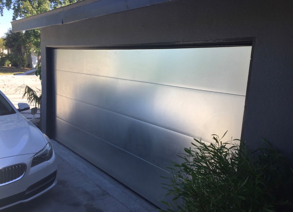 Brushed aluminum sectional roll up garage door Modern Garage Los