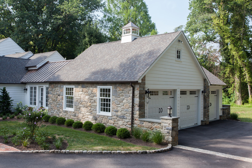 Bryn Mawr Farmhouse Farmhouse Garage Philadelphia by Abby