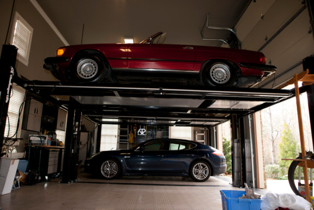 Klassisk inredning av en stor fristående trebils garage och förråd