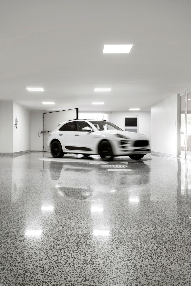 Cette image montre un garage pour quatre voitures ou plus design.