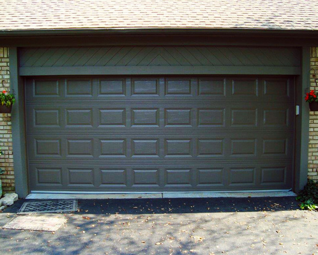 C.H.I. 2283 Short Panel Traditional Garage Columbus by United
