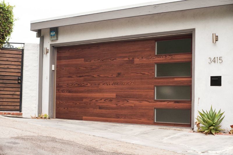 Источник вдохновения для домашнего уюта: большой пристроенный гараж в современном стиле для трех машин