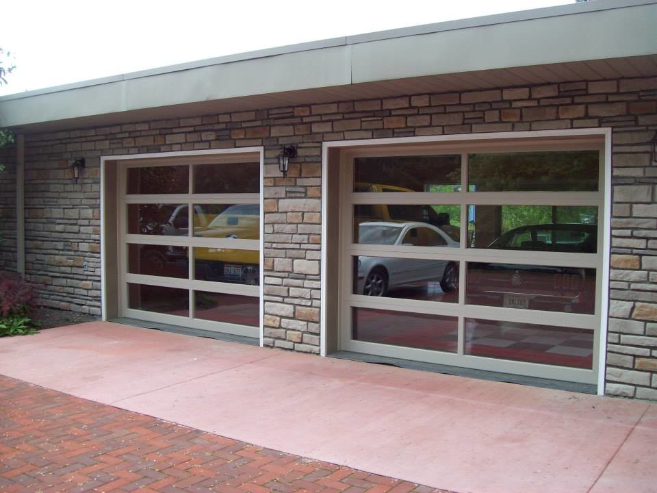 Ejemplo de garaje adosado contemporáneo de tamaño medio para dos coches