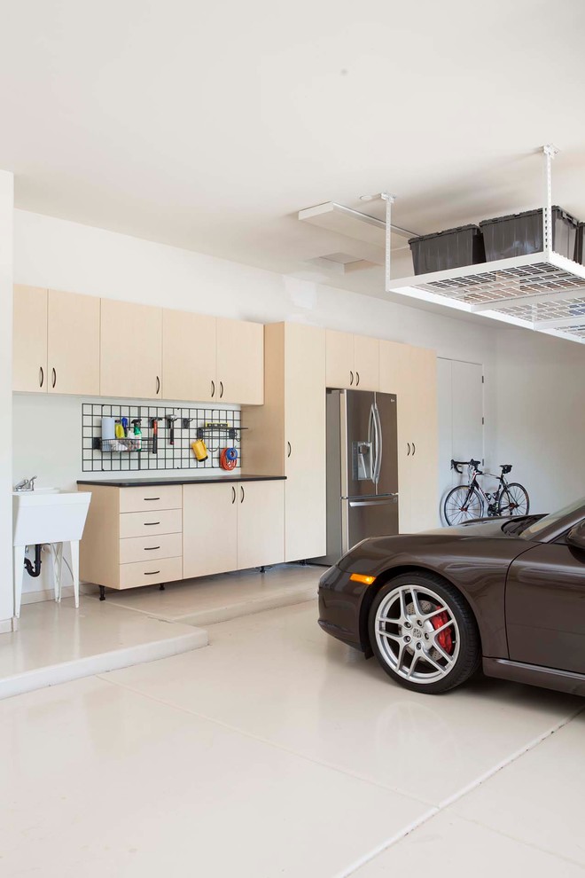 Inspiration pour un garage attenant minimaliste de taille moyenne.