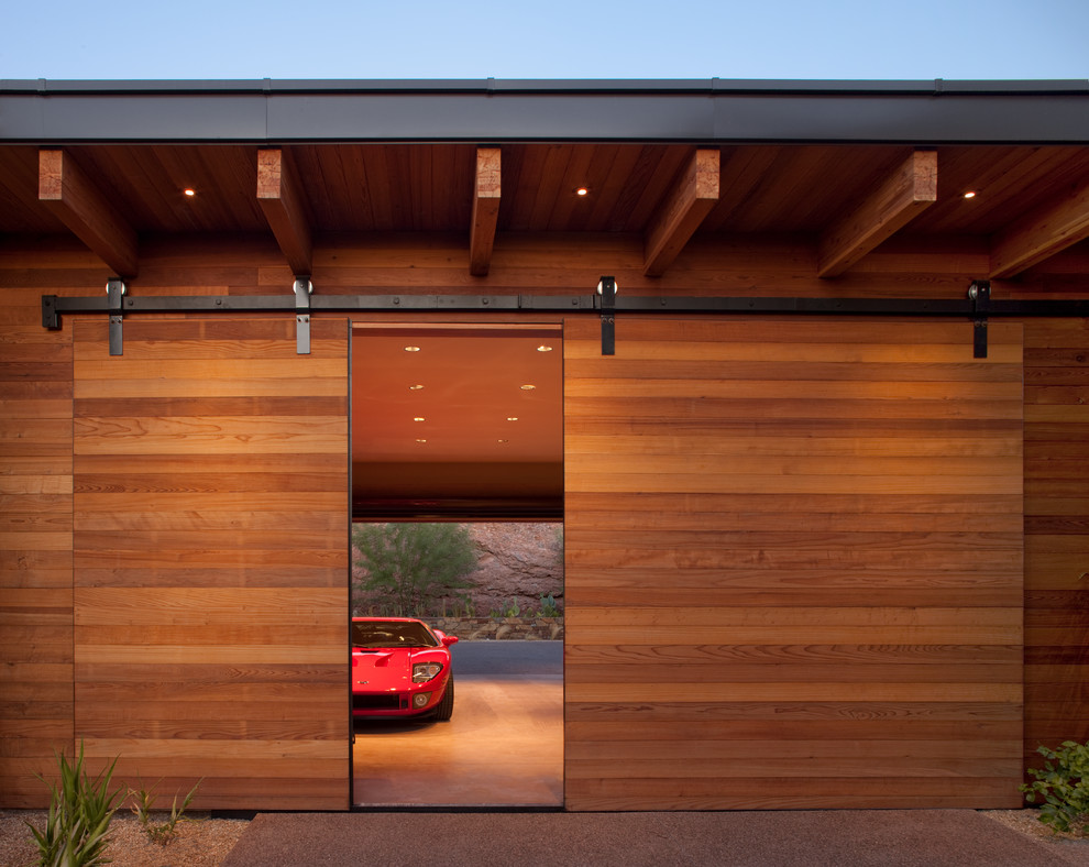 Свежая идея для дизайна: большой гараж в современном стиле с навесом для автомобилей для трех машин - отличное фото интерьера