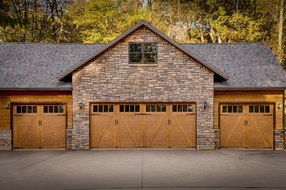 Пример оригинального дизайна: большой отдельно стоящий гараж в стиле рустика для четырех и более машин