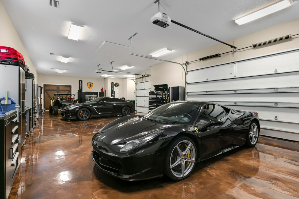 Cette image montre un très grand garage pour deux voitures méditerranéen.