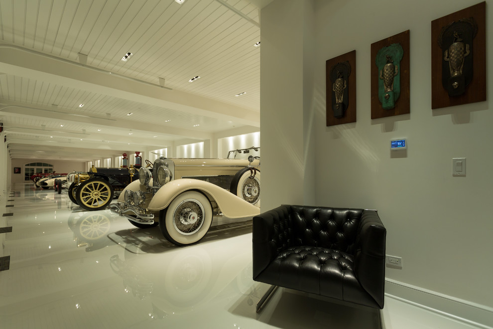 Inspiration för en mycket stor vintage tillbyggd fyrbils garage och förråd