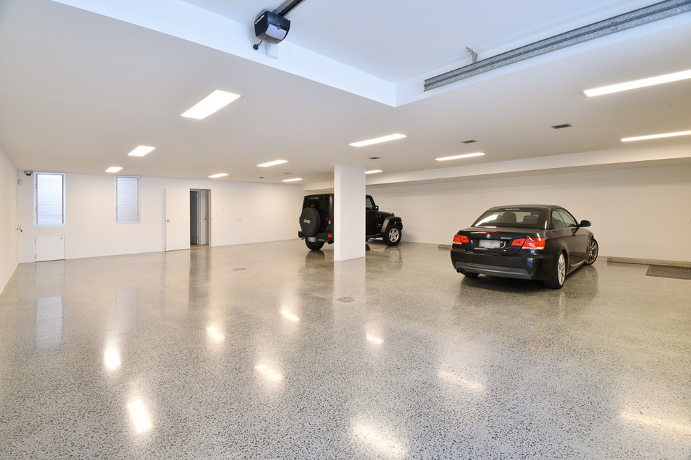 Cette photo montre un très grand garage pour quatre voitures ou plus attenant moderne.