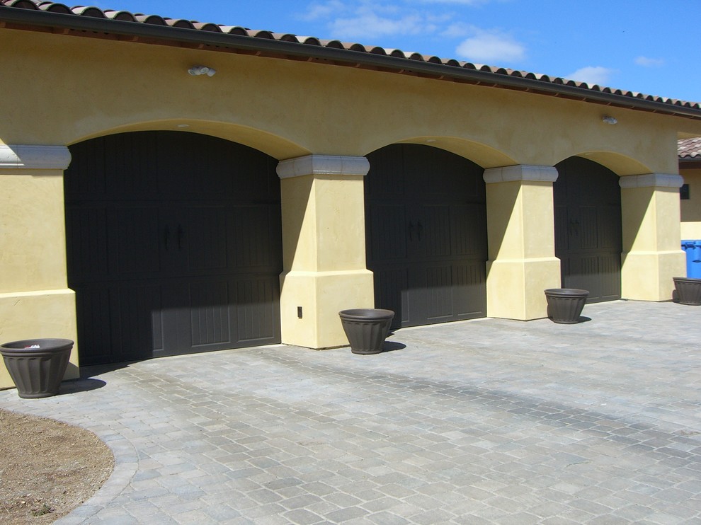 Idée de décoration pour un garage pour trois voitures attenant sud-ouest américain.