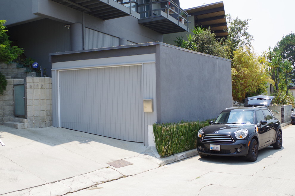 Medium sized contemporary detached single garage in Los Angeles.