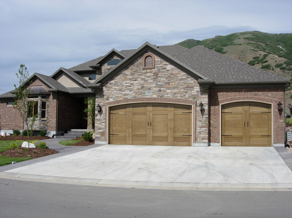 Example of a mid-sized mountain style attached three-car garage design in Los Angeles