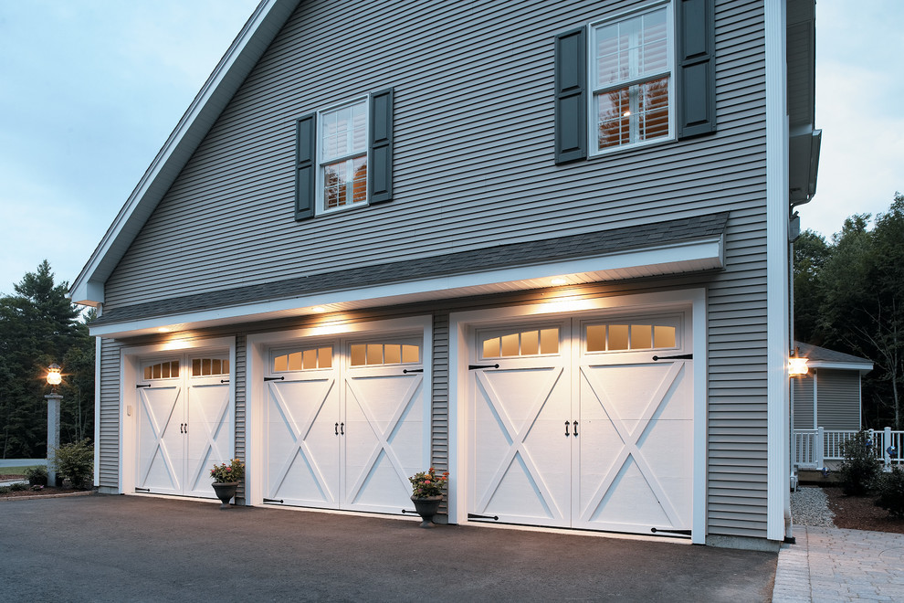 Стильный дизайн: большой пристроенный гараж в классическом стиле для трех машин - последний тренд
