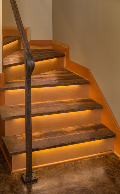 Стильный дизайн: лестница среднего размера в стиле кантри - последний тренд