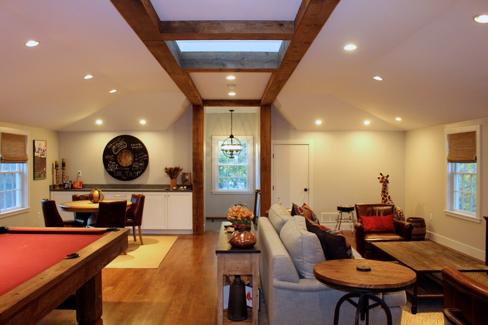 Mittelgroßer, Abgetrennter Klassischer Hobbyraum mit grauer Wandfarbe, dunklem Holzboden, braunem Boden, freigelegten Dachbalken und gewölbter Decke in Boston