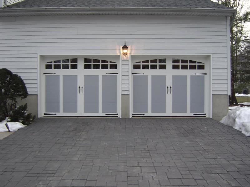 Foto på en funkis tillbyggd garage och förråd