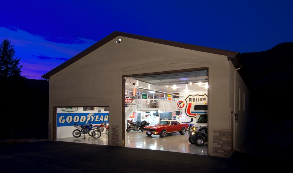 Идея дизайна: большой отдельно стоящий гараж в стиле лофт с мастерской для трех машин