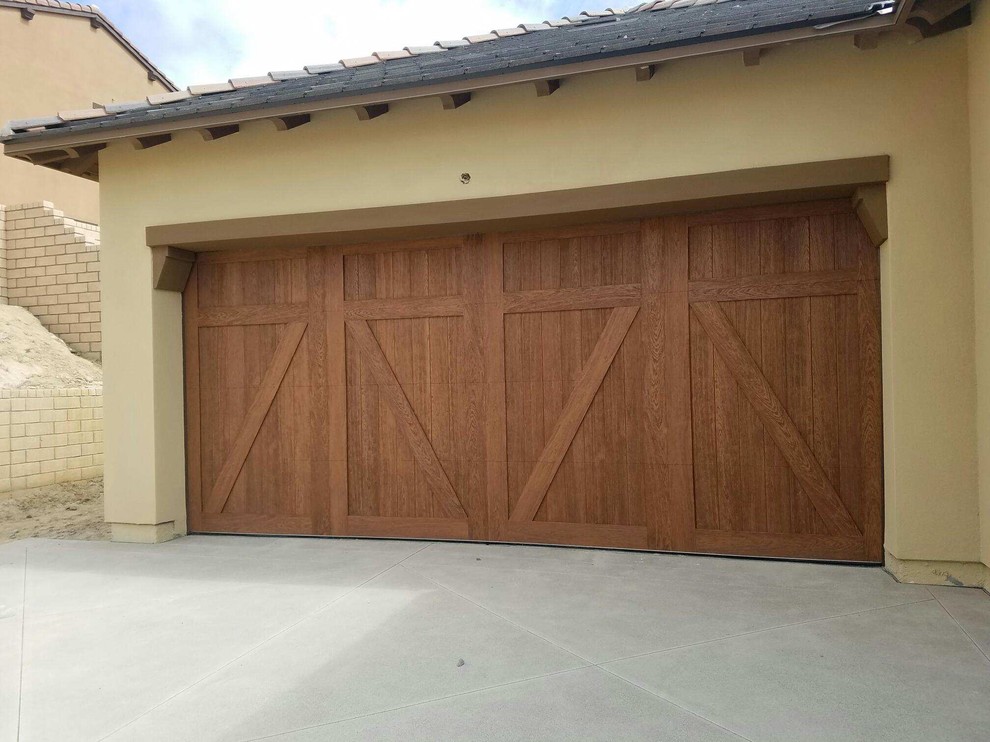 Example of a country garage design in San Diego