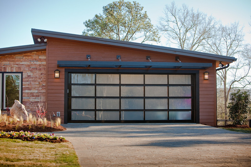 Стильный дизайн: пристроенный гараж среднего размера в стиле ретро для двух машин - последний тренд