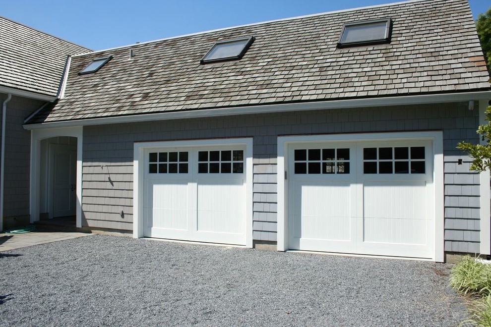 Foto på en mellanstor amerikansk tillbyggd garage och förråd