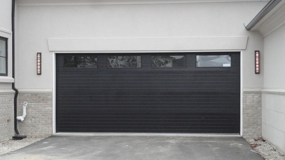 Bild på en mellanstor funkis tillbyggd tvåbils garage och förråd