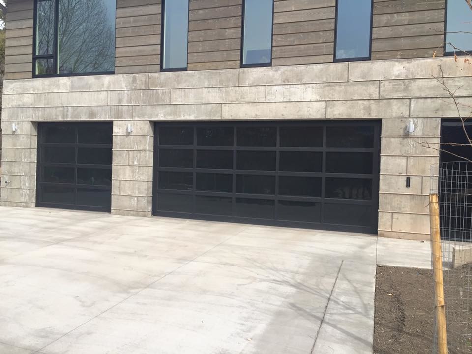Esempio di un grande garage per tre auto connesso minimal