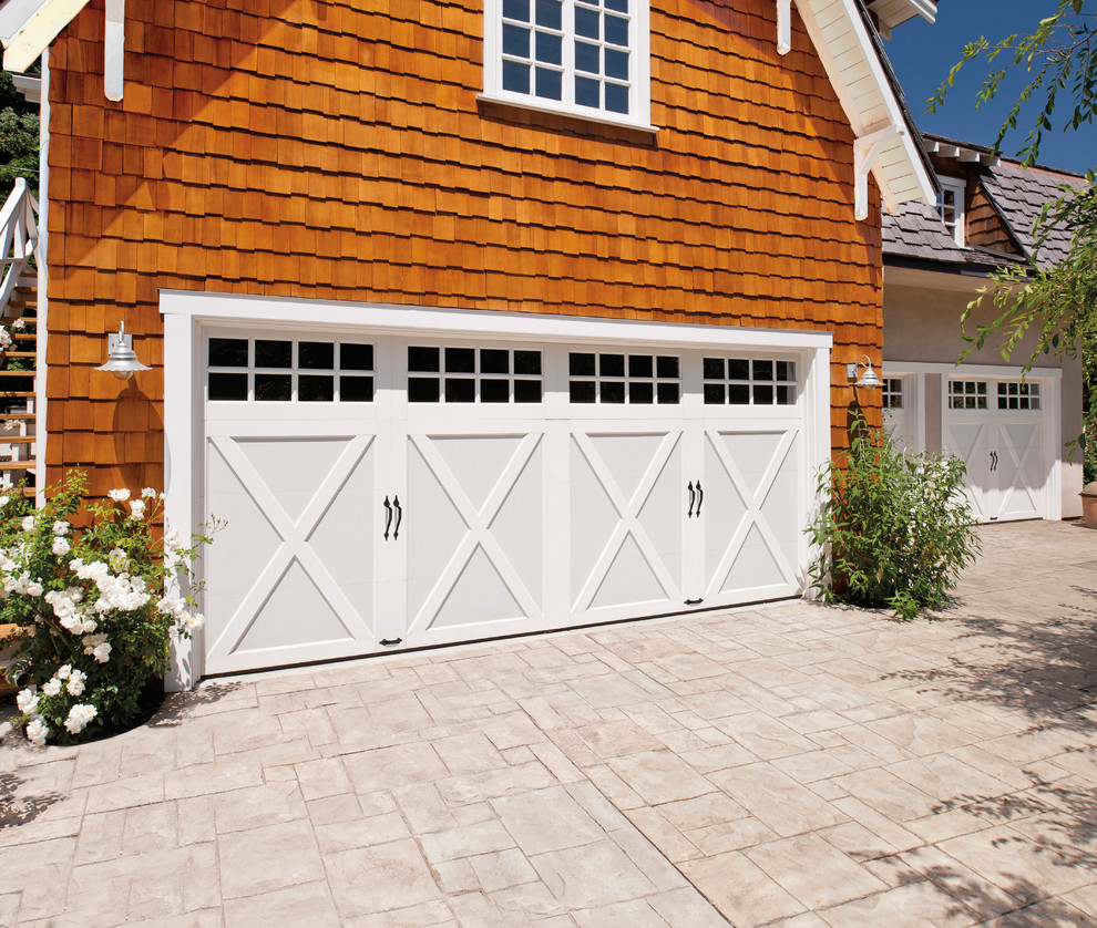 Cette image montre un garage attenant minimaliste de taille moyenne.