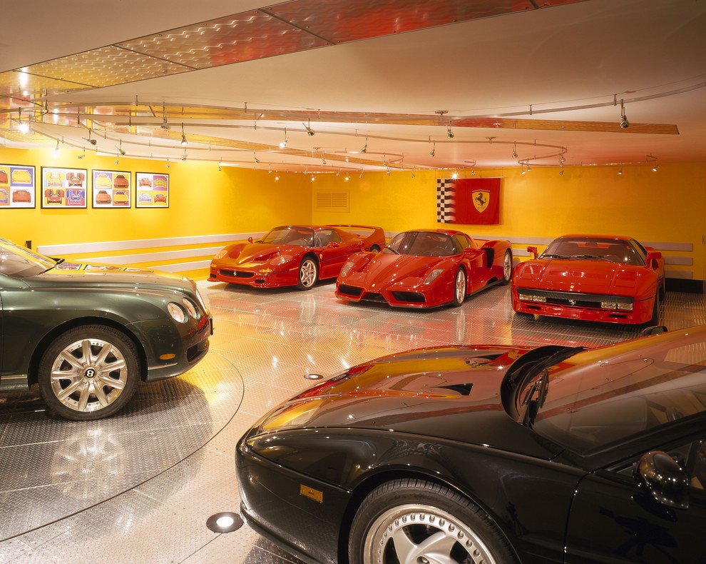 Стильный дизайн: большой пристроенный гараж в современном стиле для четырех и более машин - последний тренд