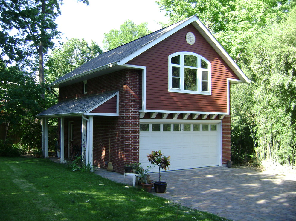 На фото: маленький отдельно стоящий гараж в стиле кантри с мастерской для на участке и в саду, двух машин с