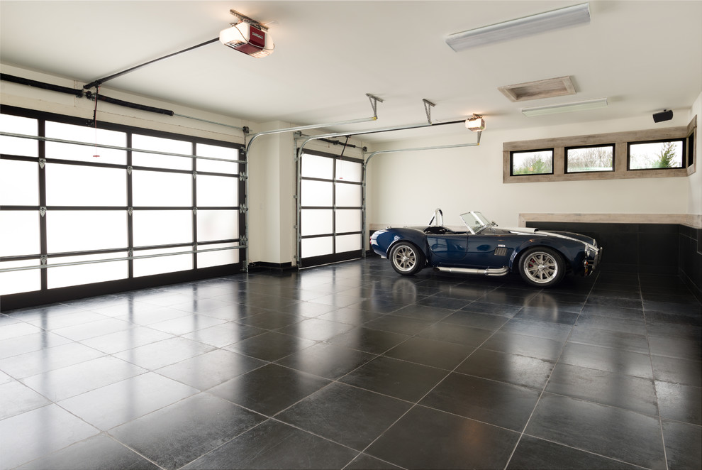Aménagement d'un garage pour trois voitures moderne de taille moyenne.