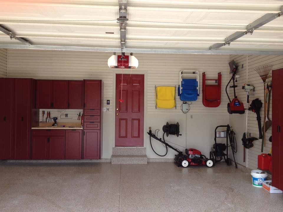 На фото: пристроенный гараж среднего размера в классическом стиле с мастерской для двух машин