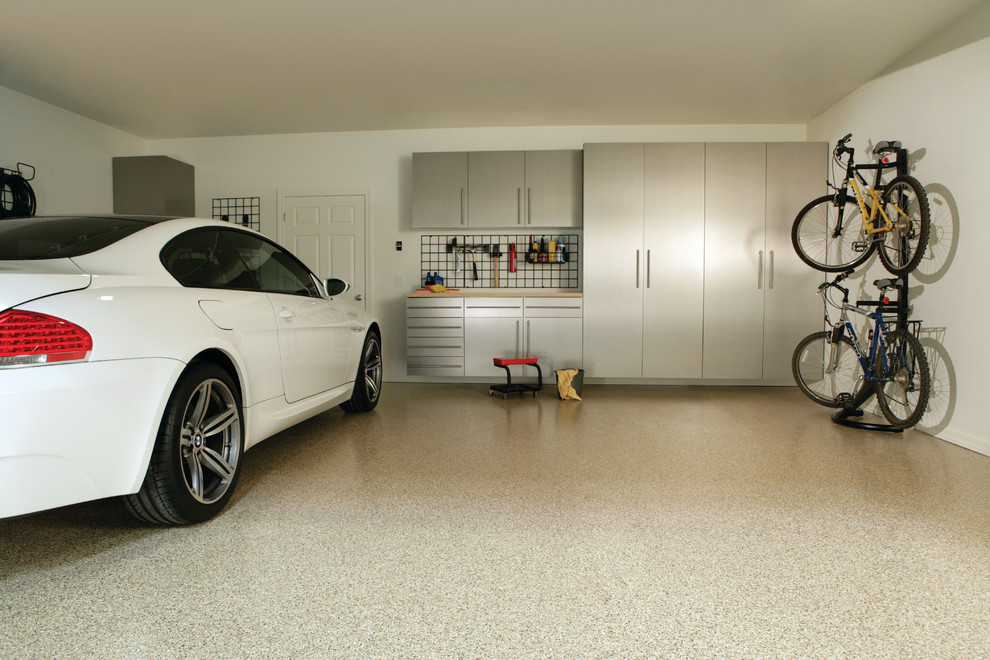 На фото: пристроенный гараж среднего размера в классическом стиле для двух машин