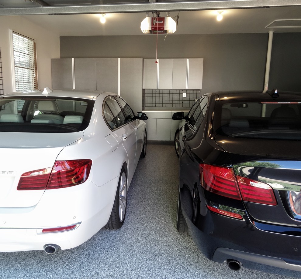 Idées déco pour un grand garage pour deux voitures attenant contemporain.