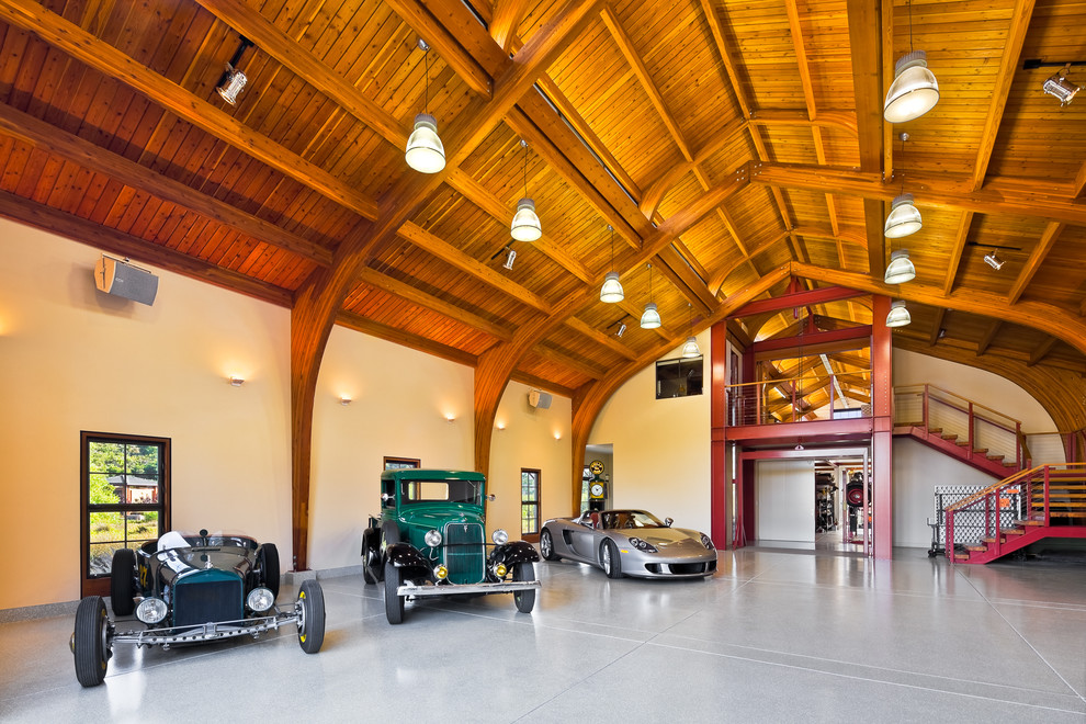Idée de décoration pour un garage pour quatre voitures ou plus tradition.