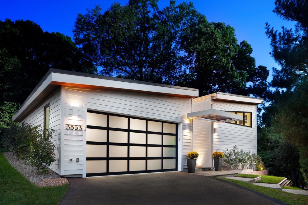 Пример оригинального дизайна: пристроенный гараж среднего размера в современном стиле для двух машин